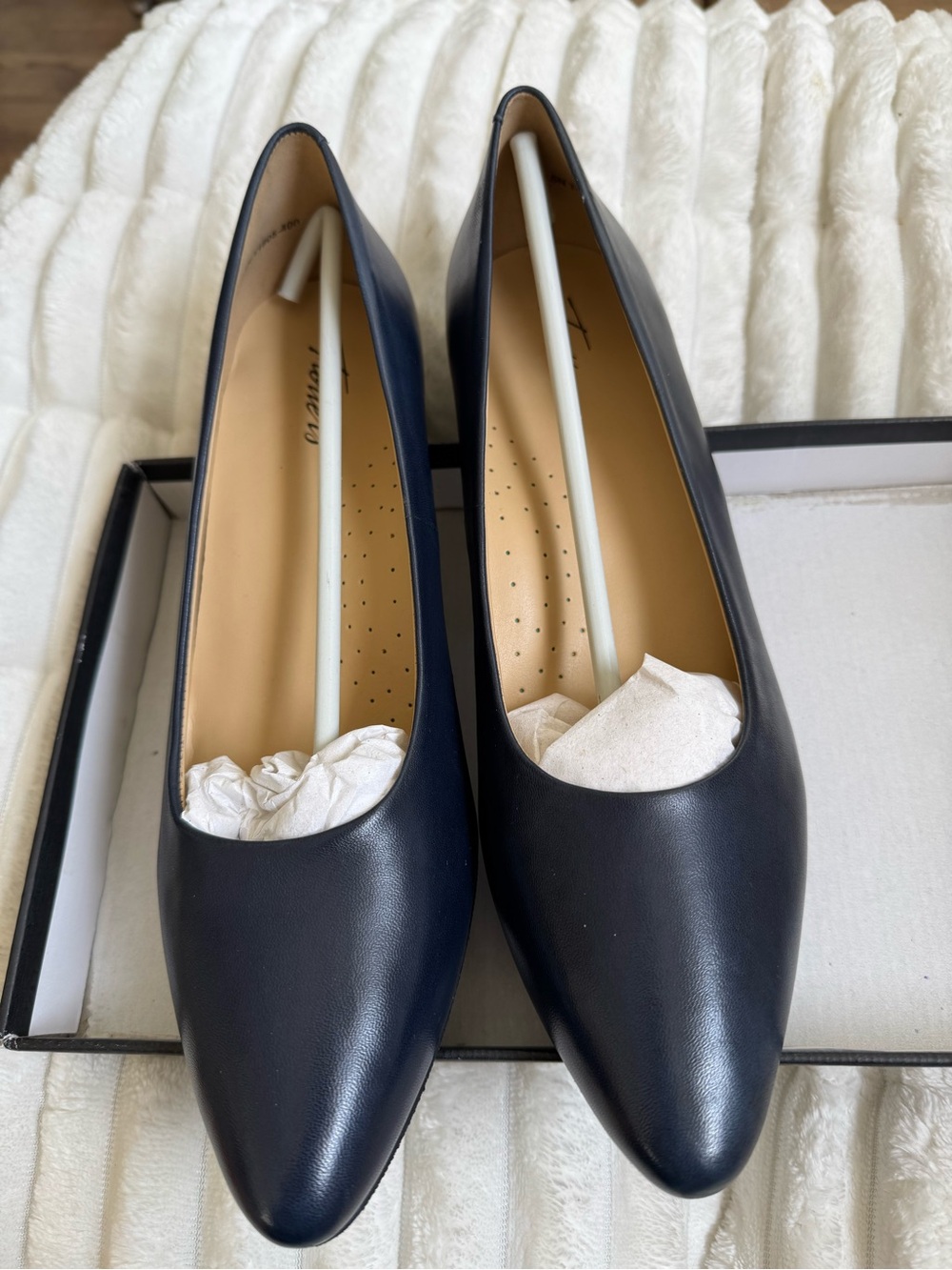 Trotters Navy Pointed-Toe Women’s Kitten Heels